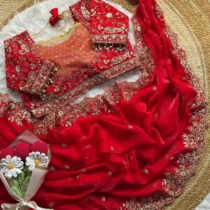 শাড়ির প্রতিটি ভাঁজে লুকিয়ে আছে আভিজাত্য আর বাঙালি নারীর সৌন্দর্য।